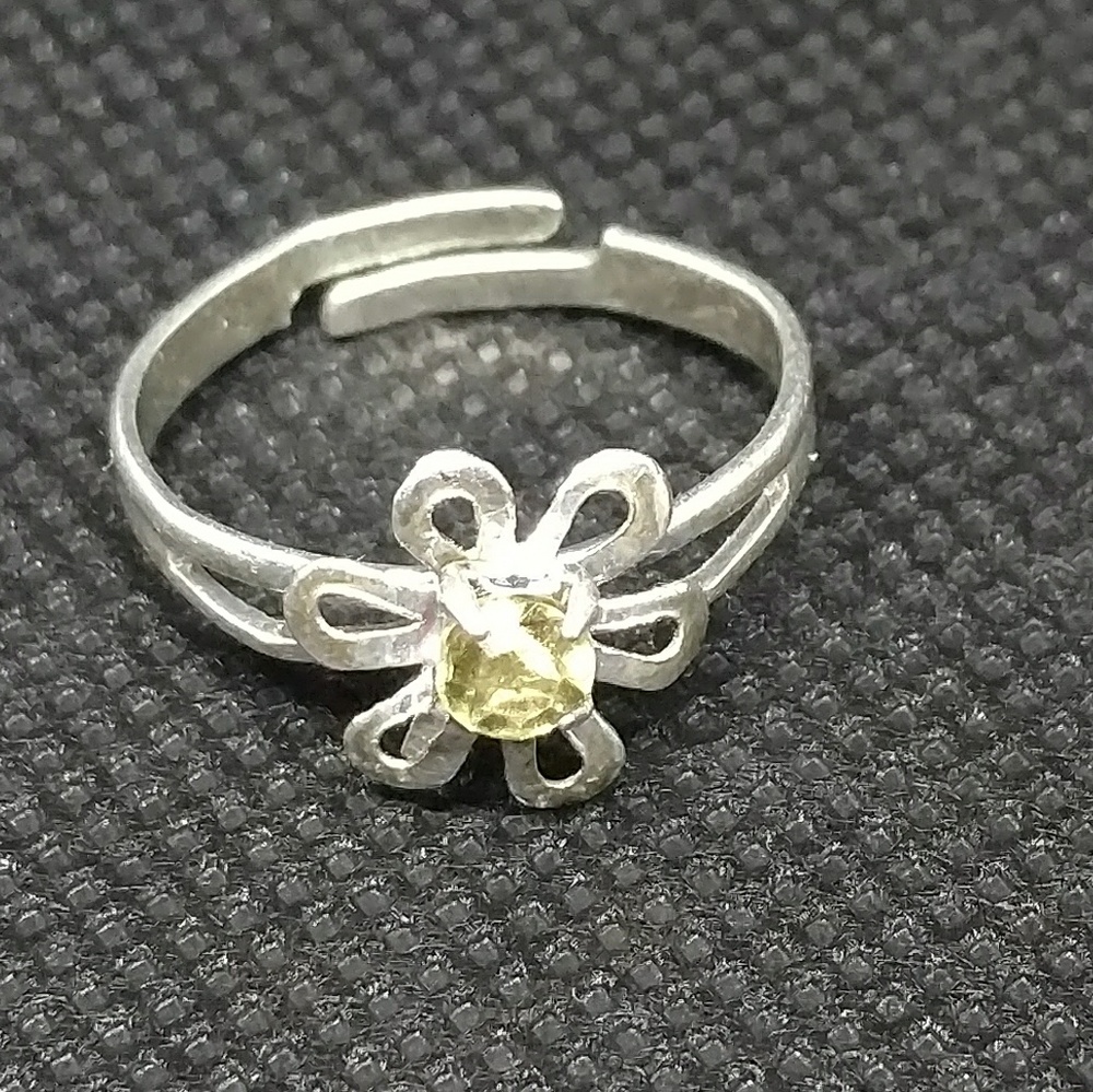 Vintage silver tone ring with green/yellow stone